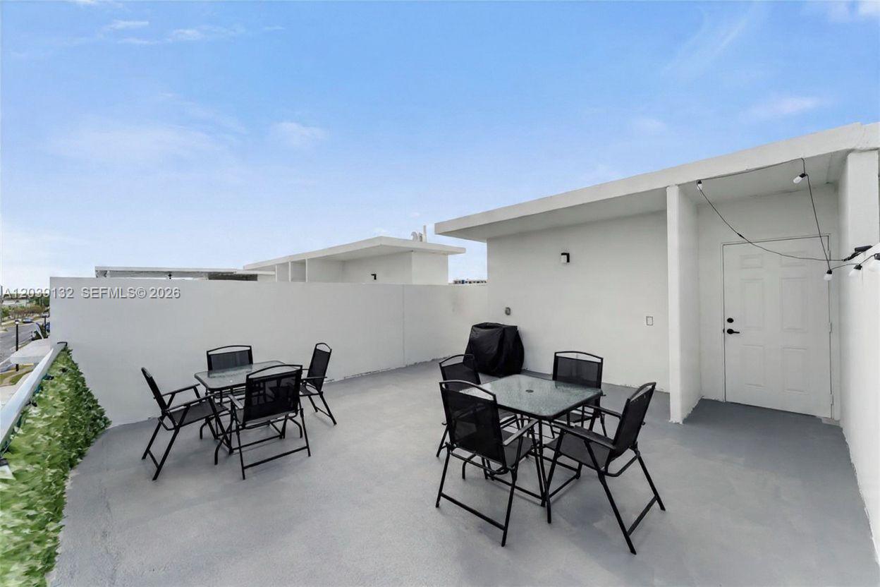 Ver detalles 14590 4 / 4 1398 sq. ft. $ 2026-07-07 0 foto