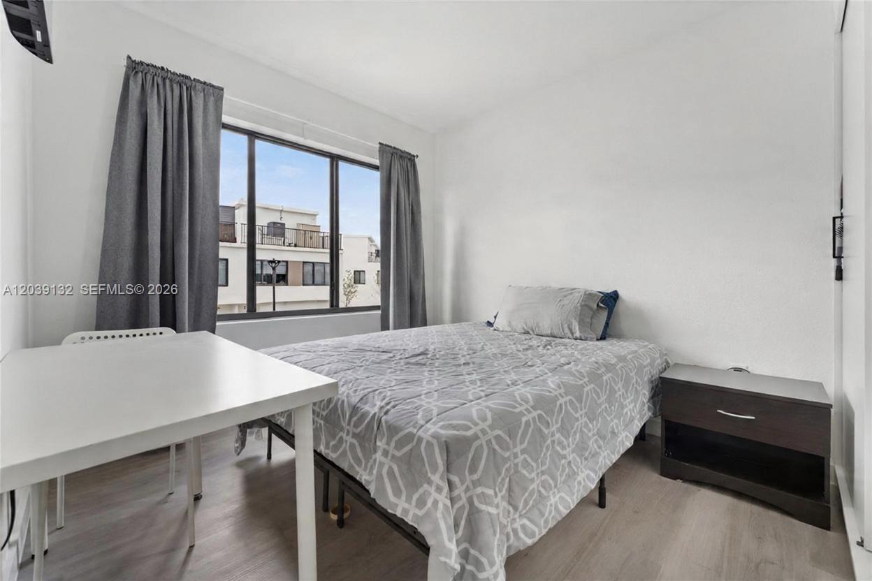 Ver detalles 14590 4 / 4 1398 sq. ft. $ 2026-07-07 0 foto