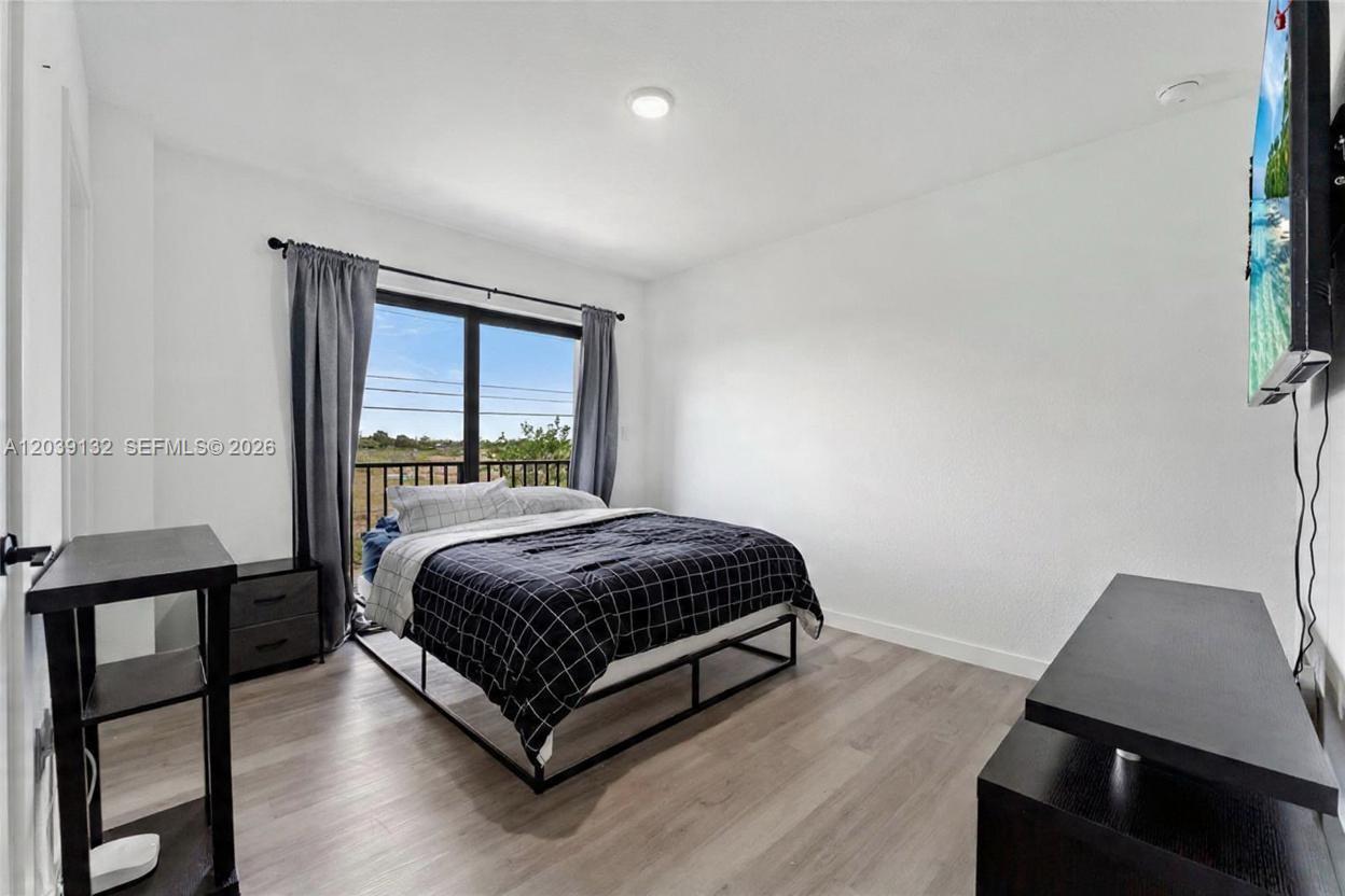 Ver detalles 14590 4 / 4 1398 sq. ft. $ 2026-07-07 0 foto