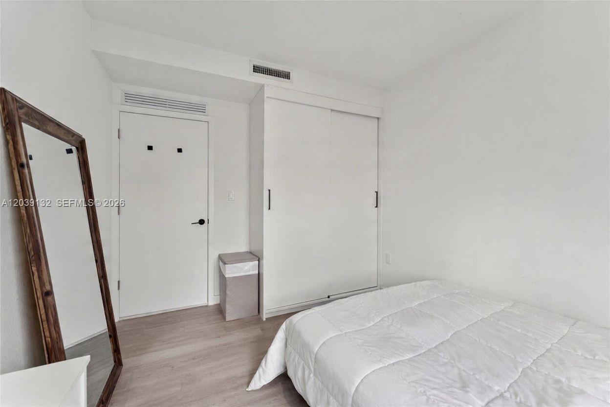 Ver detalles 14590 4 / 4 1398 sq. ft. $ 2026-07-07 0 foto