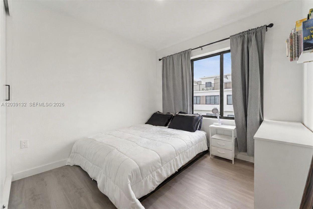 Ver detalles 14590 4 / 4 1398 sq. ft. $ 2026-07-07 0 foto