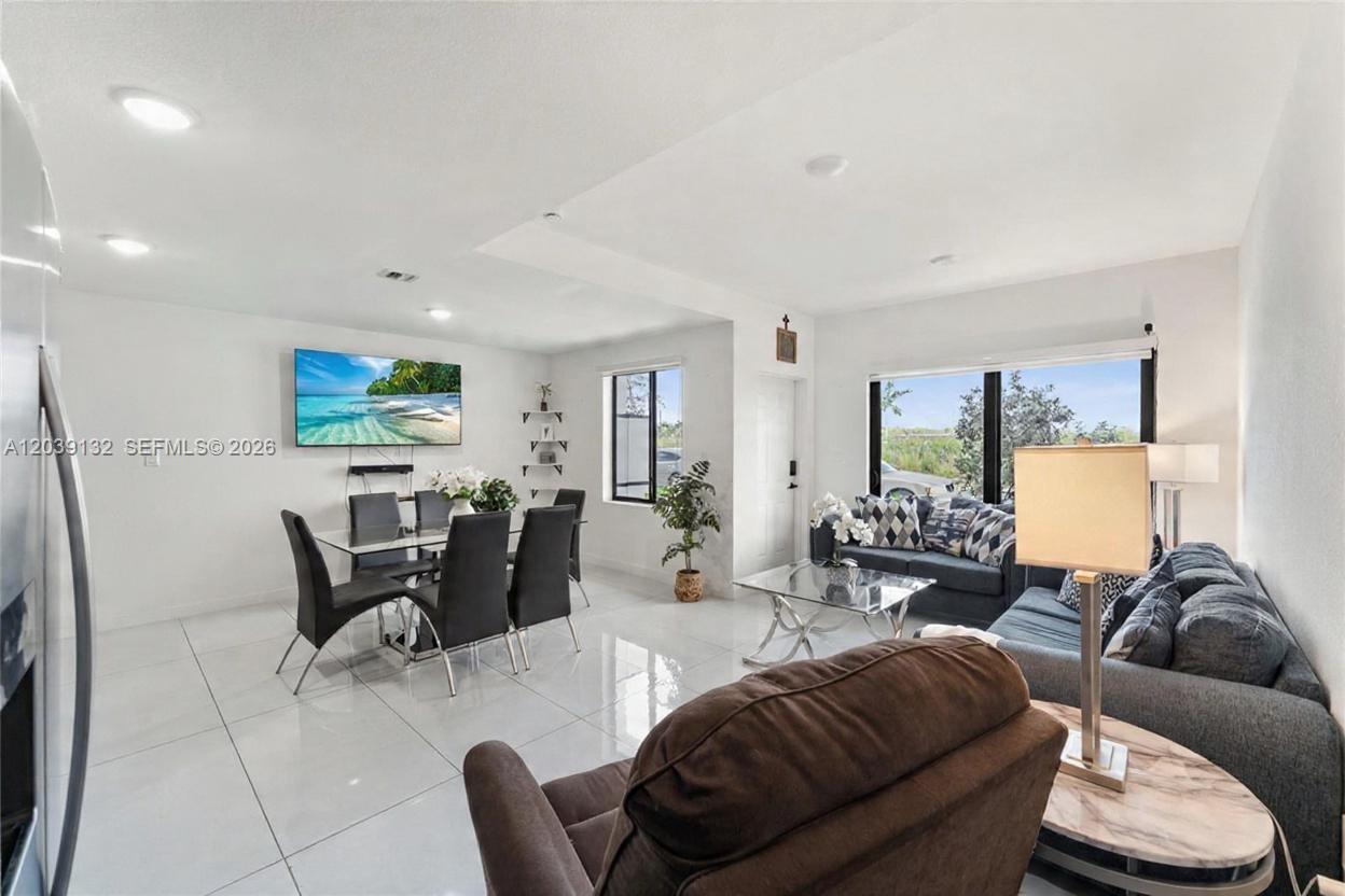 Ver detalles 14590 4 / 4 1398 sq. ft. $ 2026-07-07 0 foto