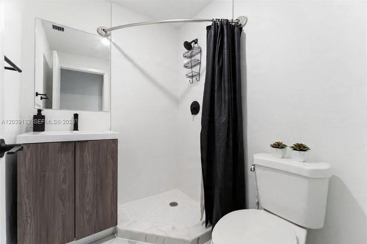 Ver detalles 14590 4 / 4 1398 sq. ft. $ 2026-07-07 0 foto