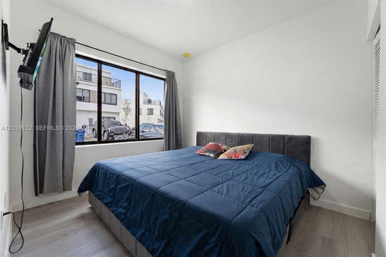 Ver detalles 14590 4 / 4 1398 sq. ft. $ 2026-07-07 0 foto