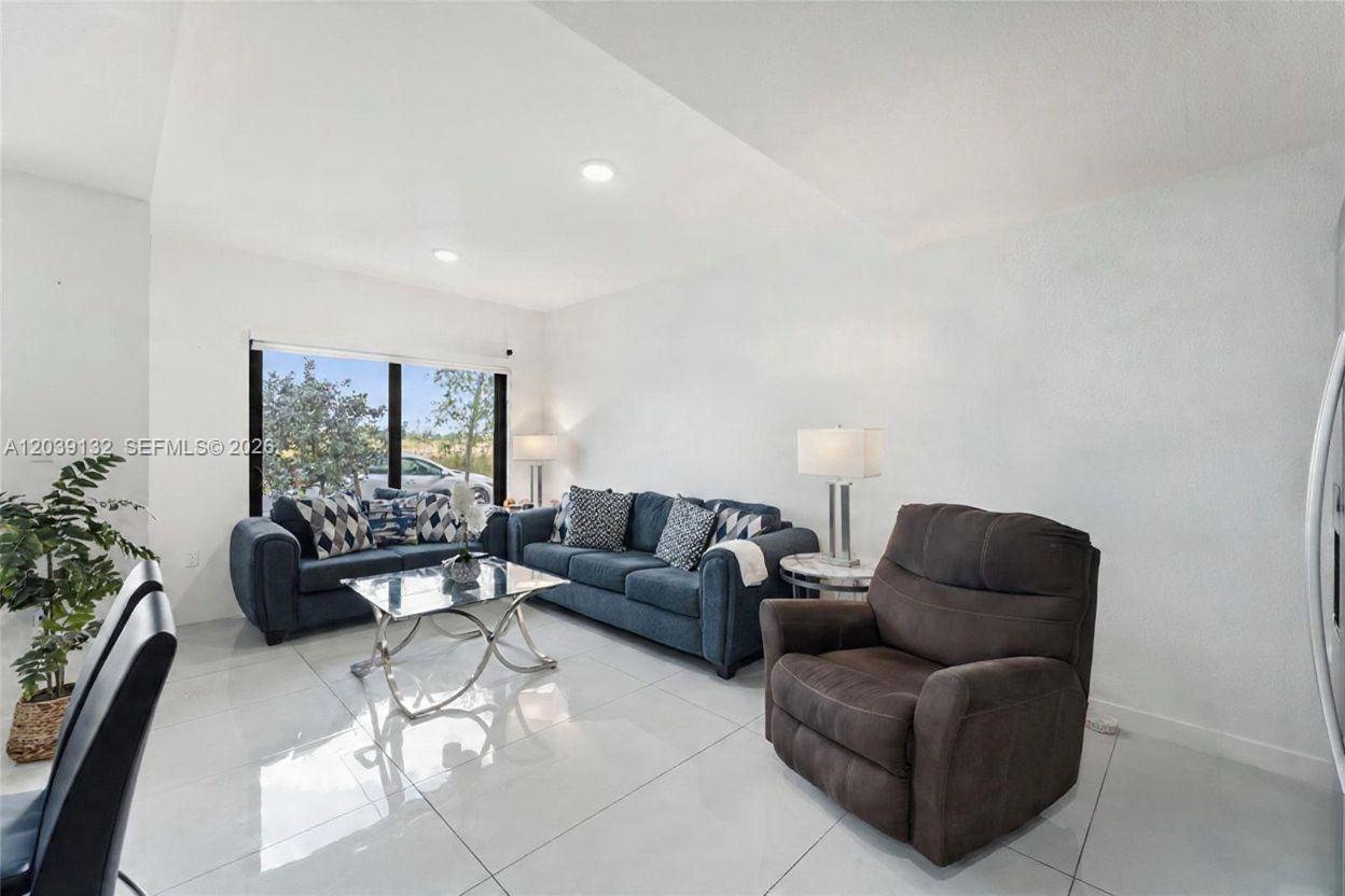 Ver detalles 14590 4 / 4 1398 sq. ft. $ 2026-07-07 0 foto