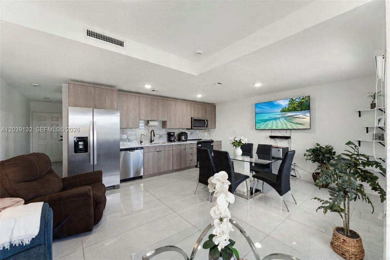 Ver detalles 14590 4 / 4 1398 sq. ft. $ 2026-07-07 0 foto
