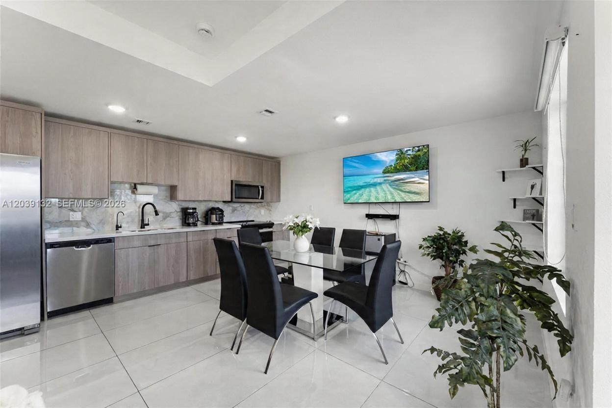 Ver detalles 14590 4 / 4 1398 sq. ft. $ 2026-07-07 0 foto
