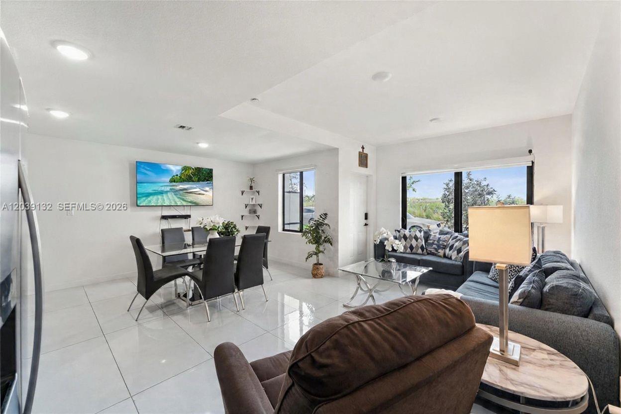 Ver detalles 14590 4 / 4 1398 sq. ft. $ 2026-07-07 0 foto