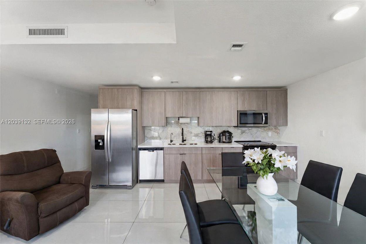 Ver detalles 14590 4 / 4 1398 sq. ft. $ 2026-07-07 0 foto