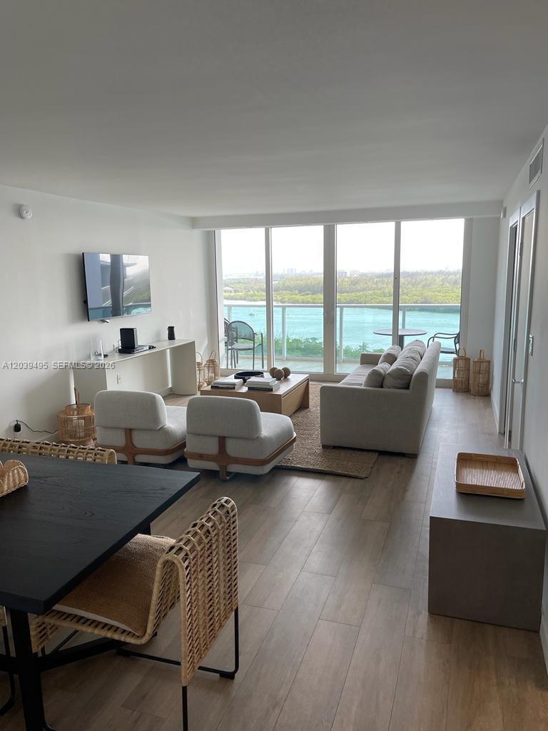 1521 2 / 2 1357 sq. ft. $ 2026-06-18 0 foto