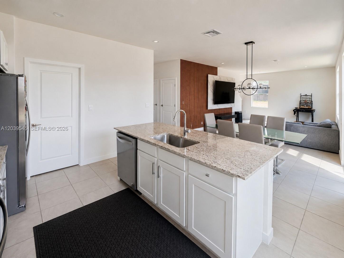 Ver detalles 12909 4 / 3 2544 sq. ft. $ 2026-08-12 0 foto