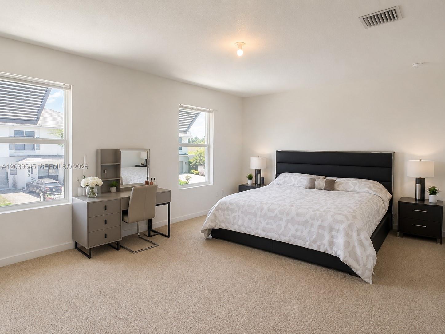 Ver detalles 12909 4 / 3 2544 sq. ft. $ 2026-08-12 0 foto