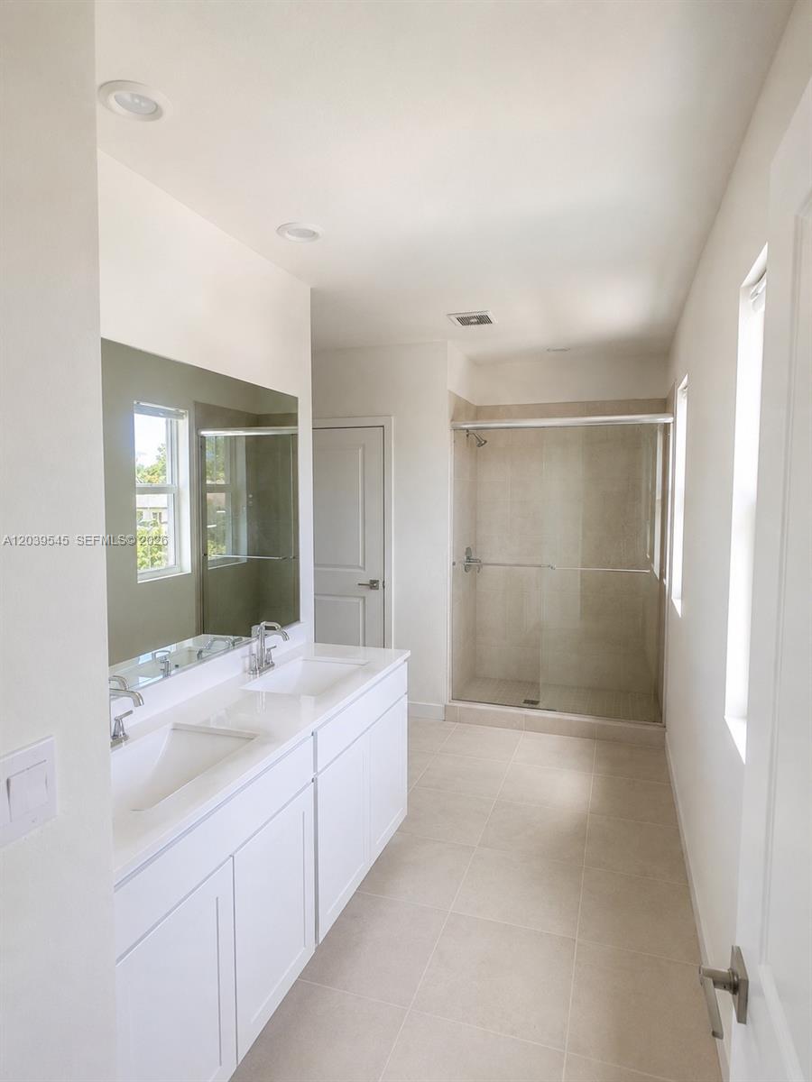 Ver detalles 12909 4 / 3 2544 sq. ft. $ 2026-08-12 0 foto