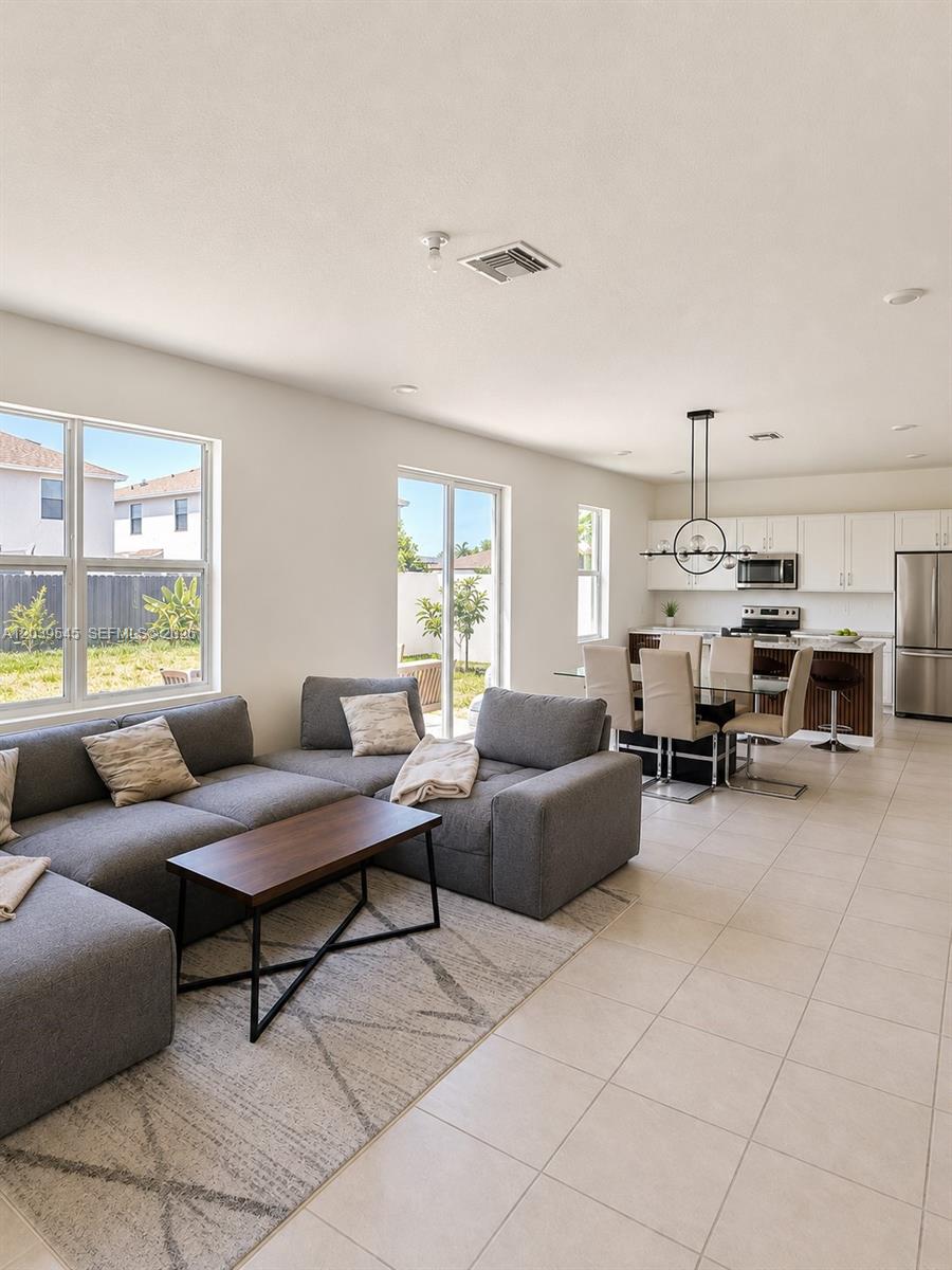 Ver detalles 12909 4 / 3 2544 sq. ft. $ 2026-08-12 0 foto