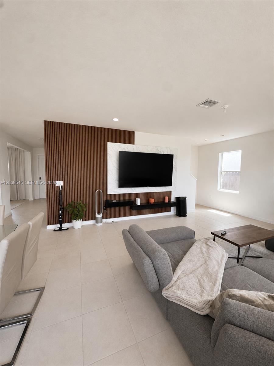 Ver detalles 12909 4 / 3 2544 sq. ft. $ 2026-08-12 0 foto