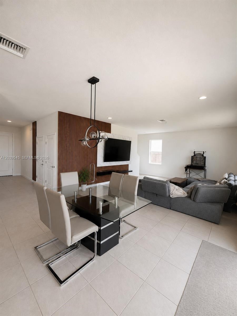 Ver detalles 12909 4 / 3 2544 sq. ft. $ 2026-08-12 0 foto