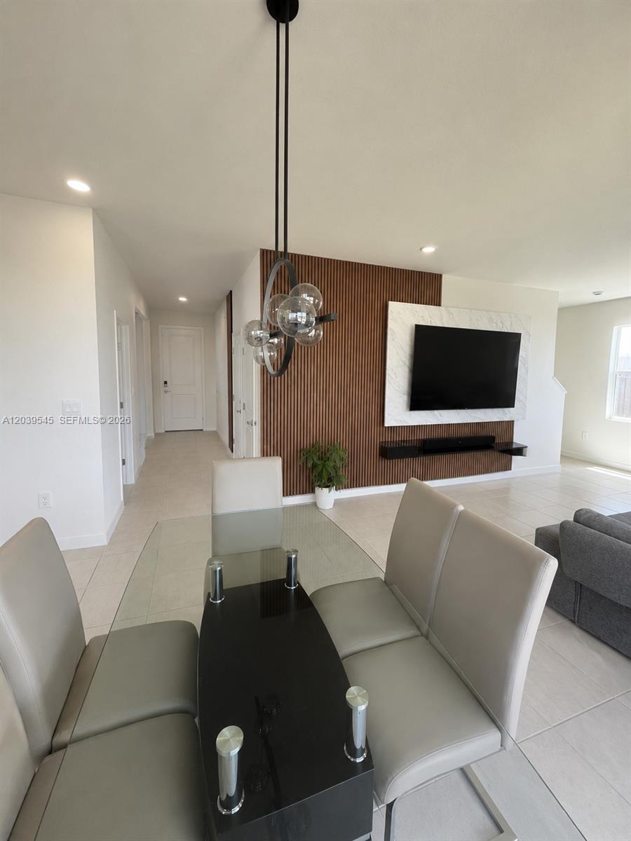 Ver detalles 12909 4 / 3 2544 sq. ft. $ 2026-08-12 0 foto