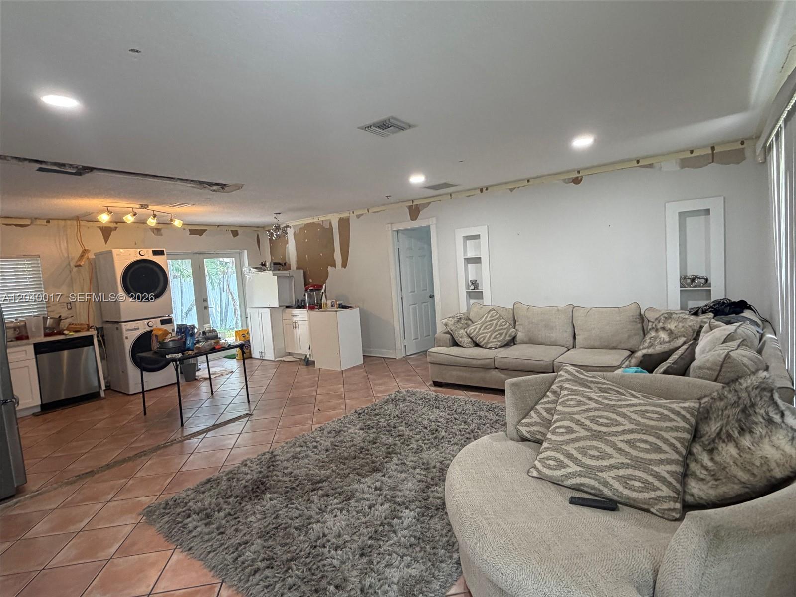 Ver detalles 1800 3 / 2 1350 sq. ft. $ 2026-06-19 0 foto