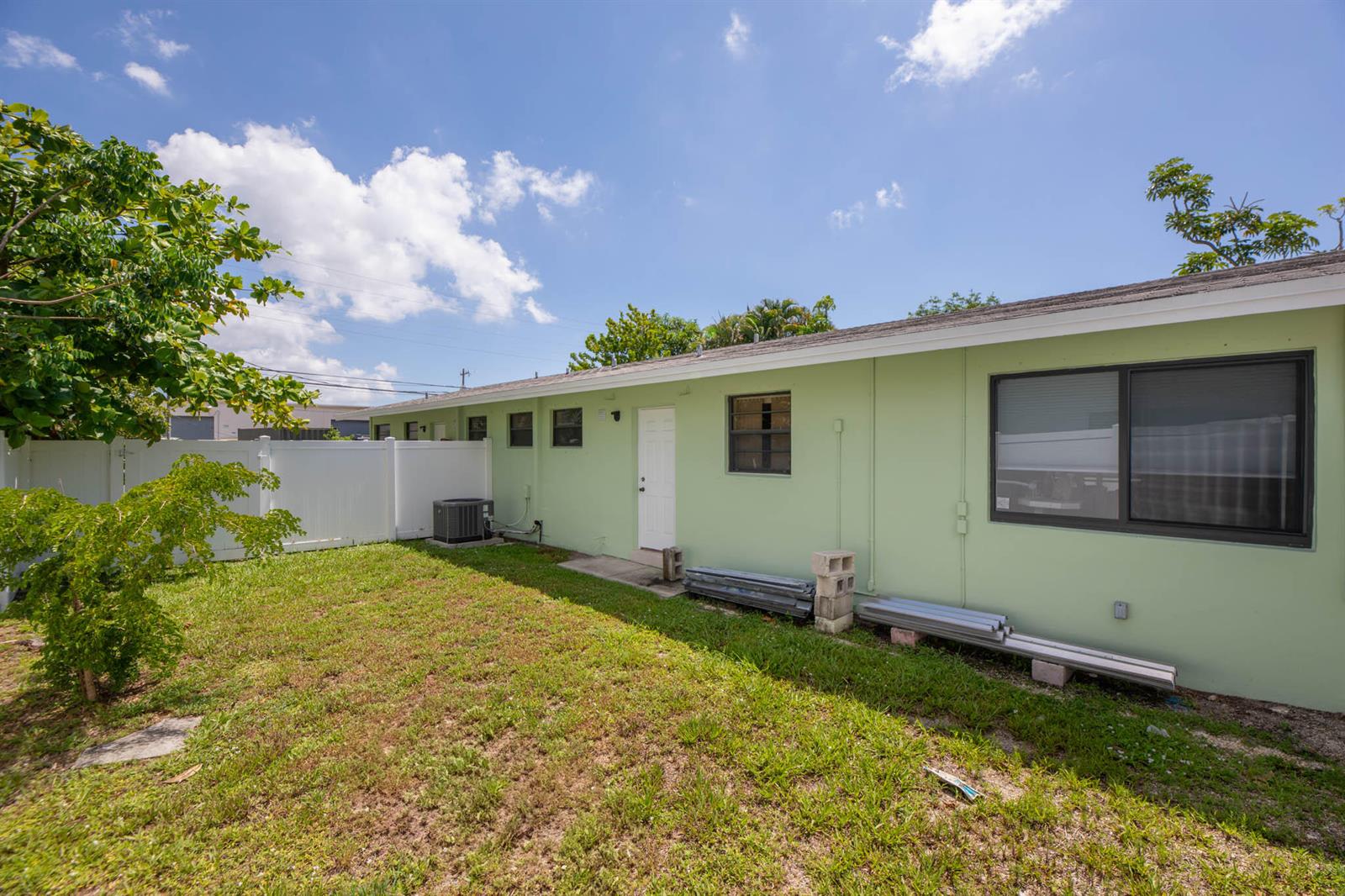 See details 1-3 / 0 1590 sq. ft. $ 2026-08-19 0 Photo