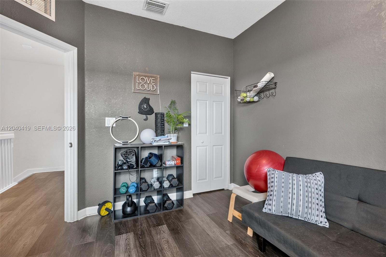 Ver detalles 11418 3 / 3 1659 sq. ft. $ 2026-06-20 0 foto