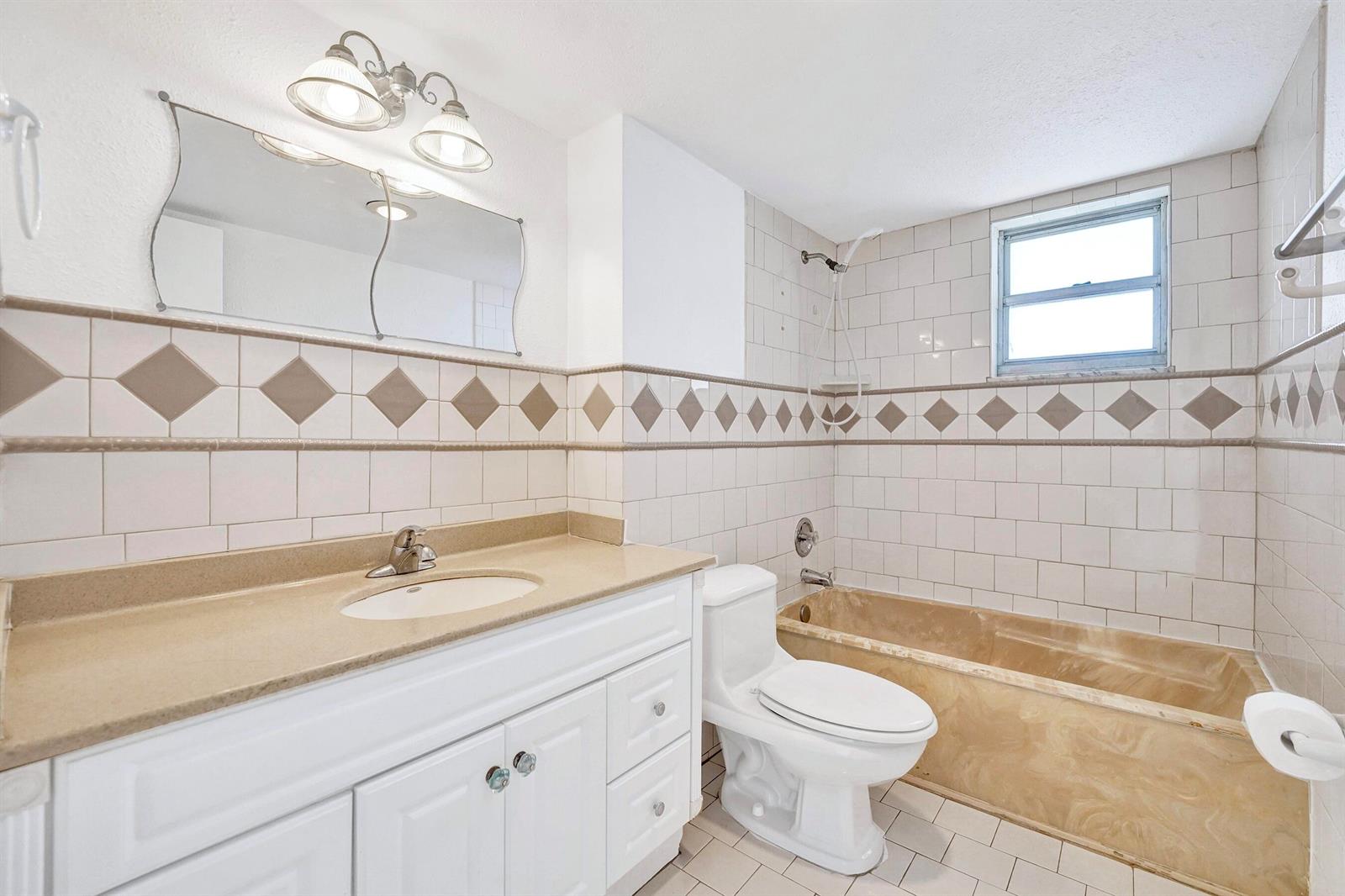 Photo of 2101 Ocean  #801, Hollywood, Florida, 33019 - Bathroom 1