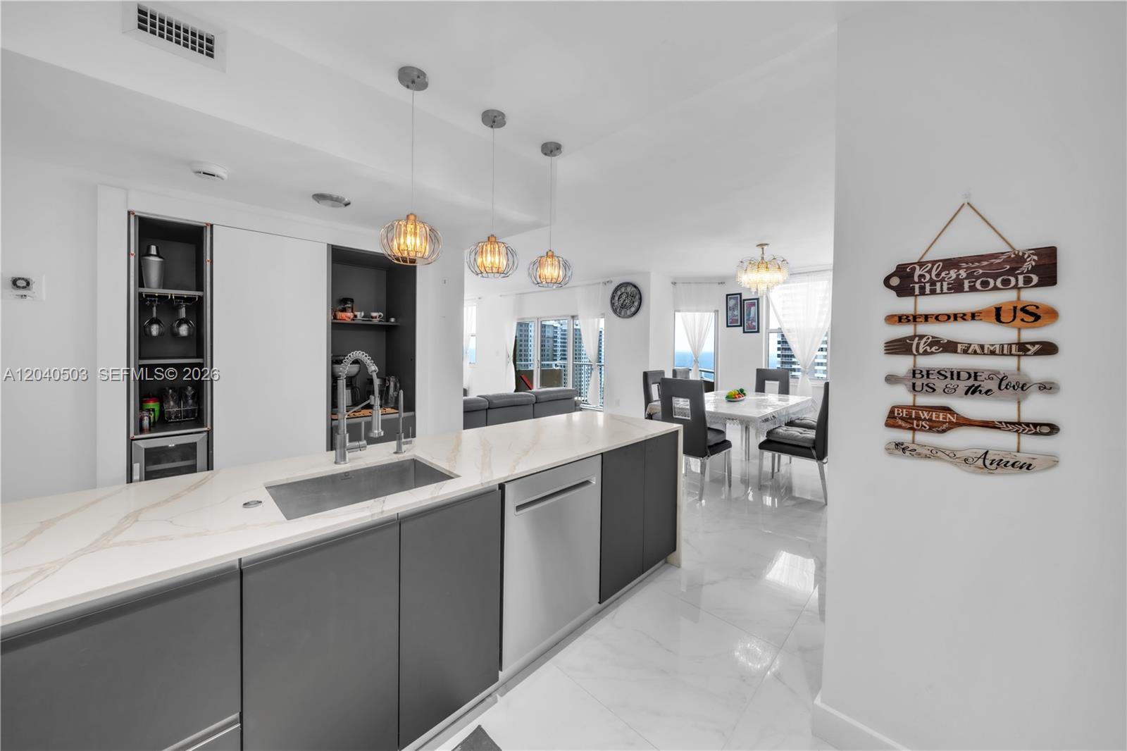 Ver detalles 14F(availabale now) 2 / 2 1275 sq. ft. $ 2026-06-28 0 foto