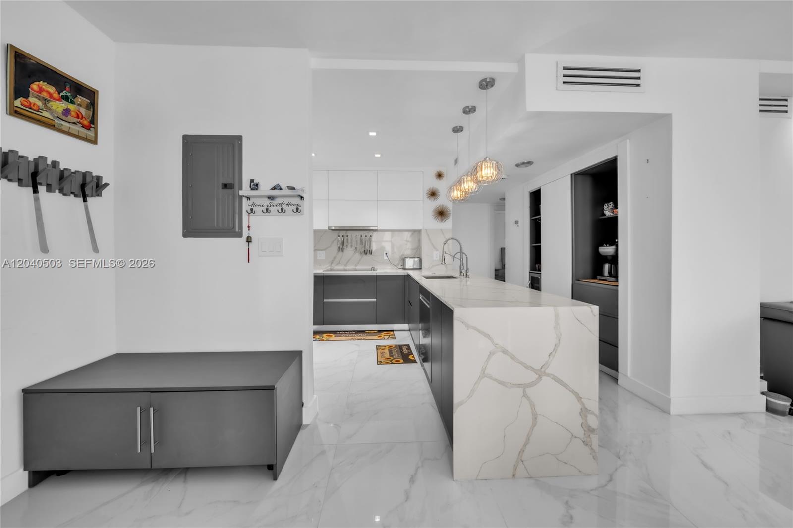 Ver detalles 14F(availabale now) 2 / 2 1275 sq. ft. $ 2026-06-28 0 foto
