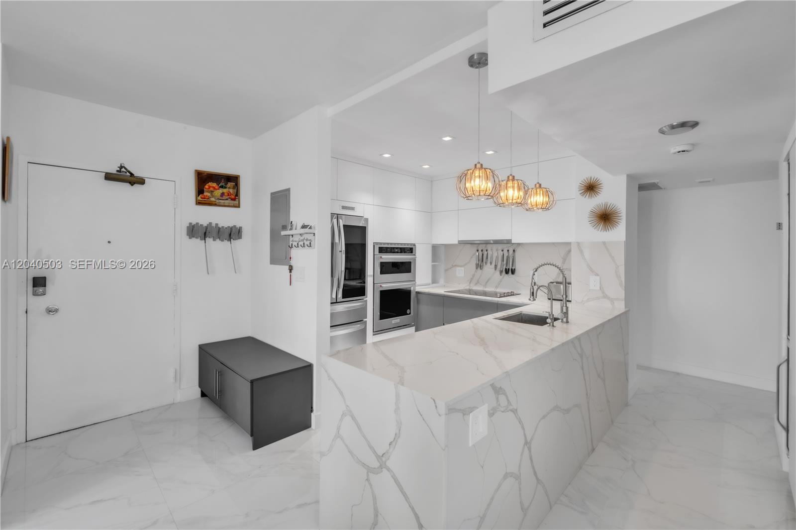 Ver detalles 14F(availabale now) 2 / 2 1275 sq. ft. $ 2026-06-28 0 foto