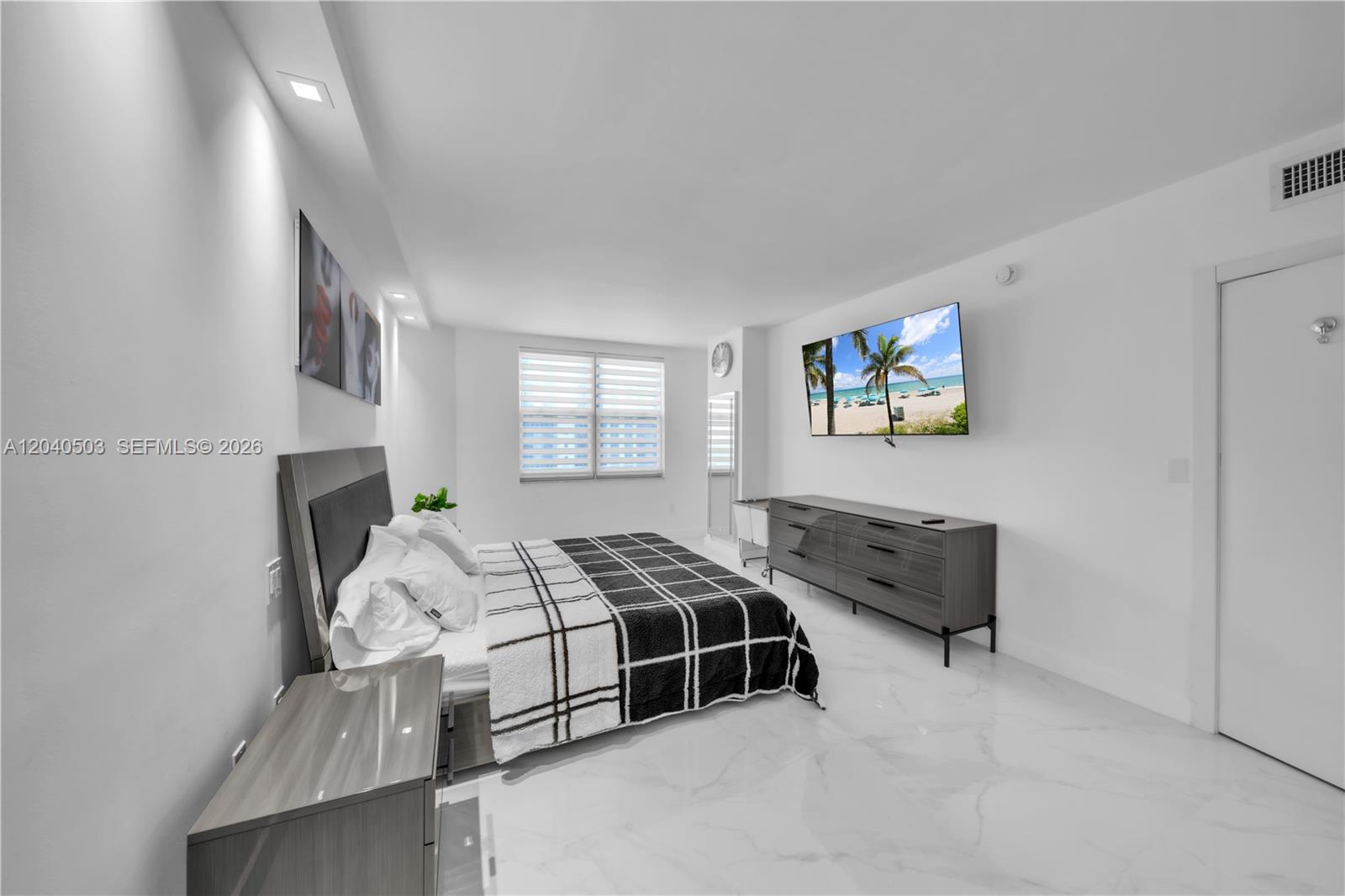 Ver detalles 14F(availabale now) 2 / 2 1275 sq. ft. $ 2026-06-28 0 foto