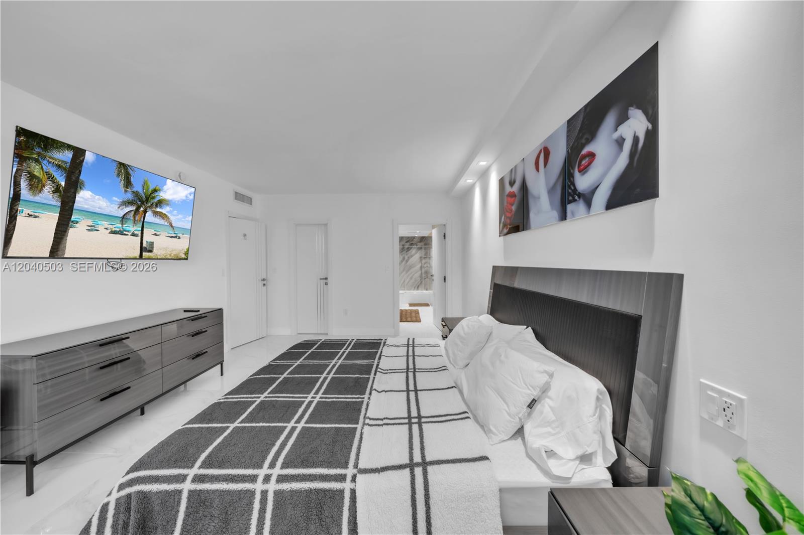 Ver detalles 14F(availabale now) 2 / 2 1275 sq. ft. $ 2026-06-28 0 foto