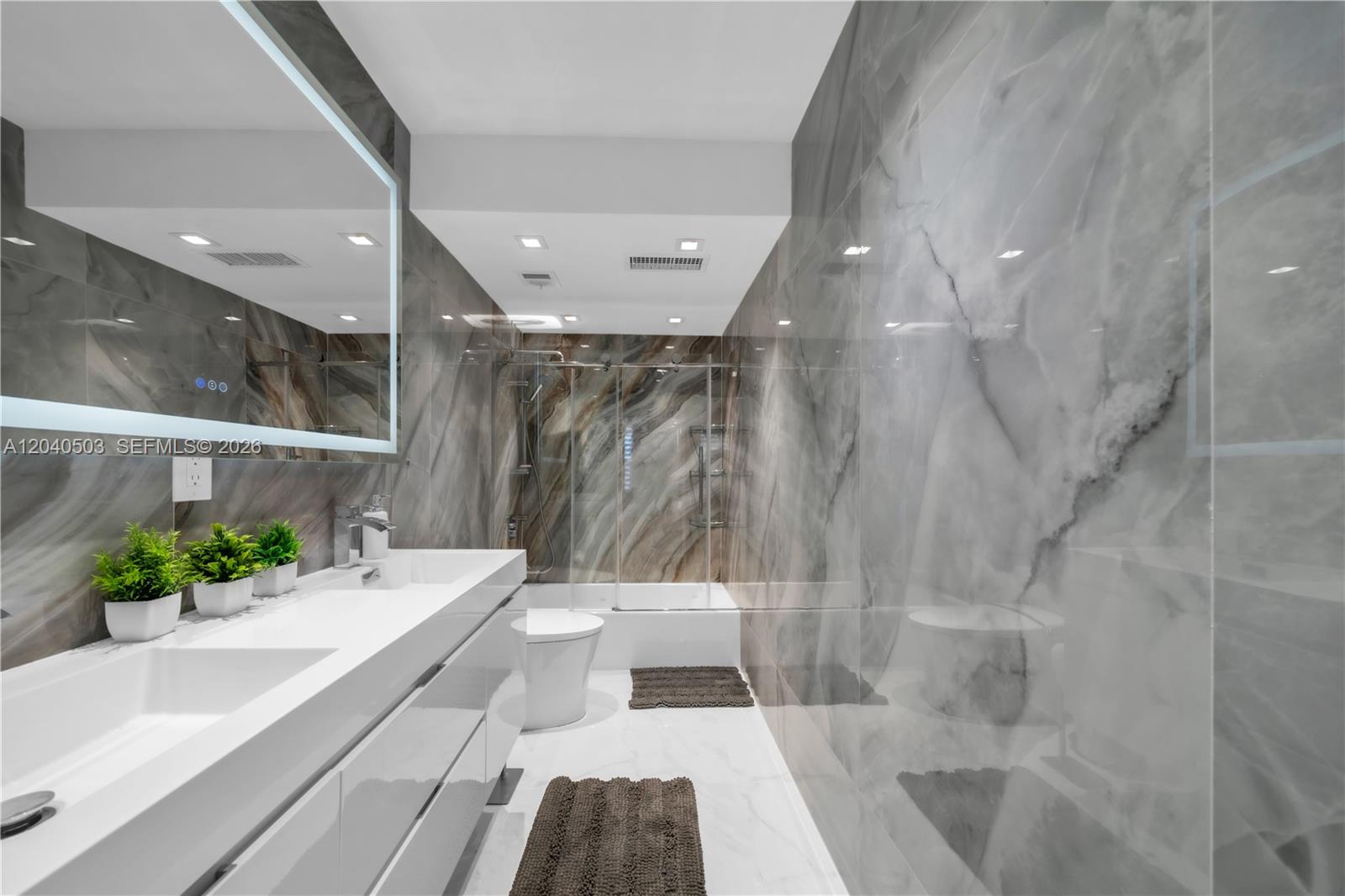 Ver detalles 14F(availabale now) 2 / 2 1275 sq. ft. $ 2026-06-28 0 foto