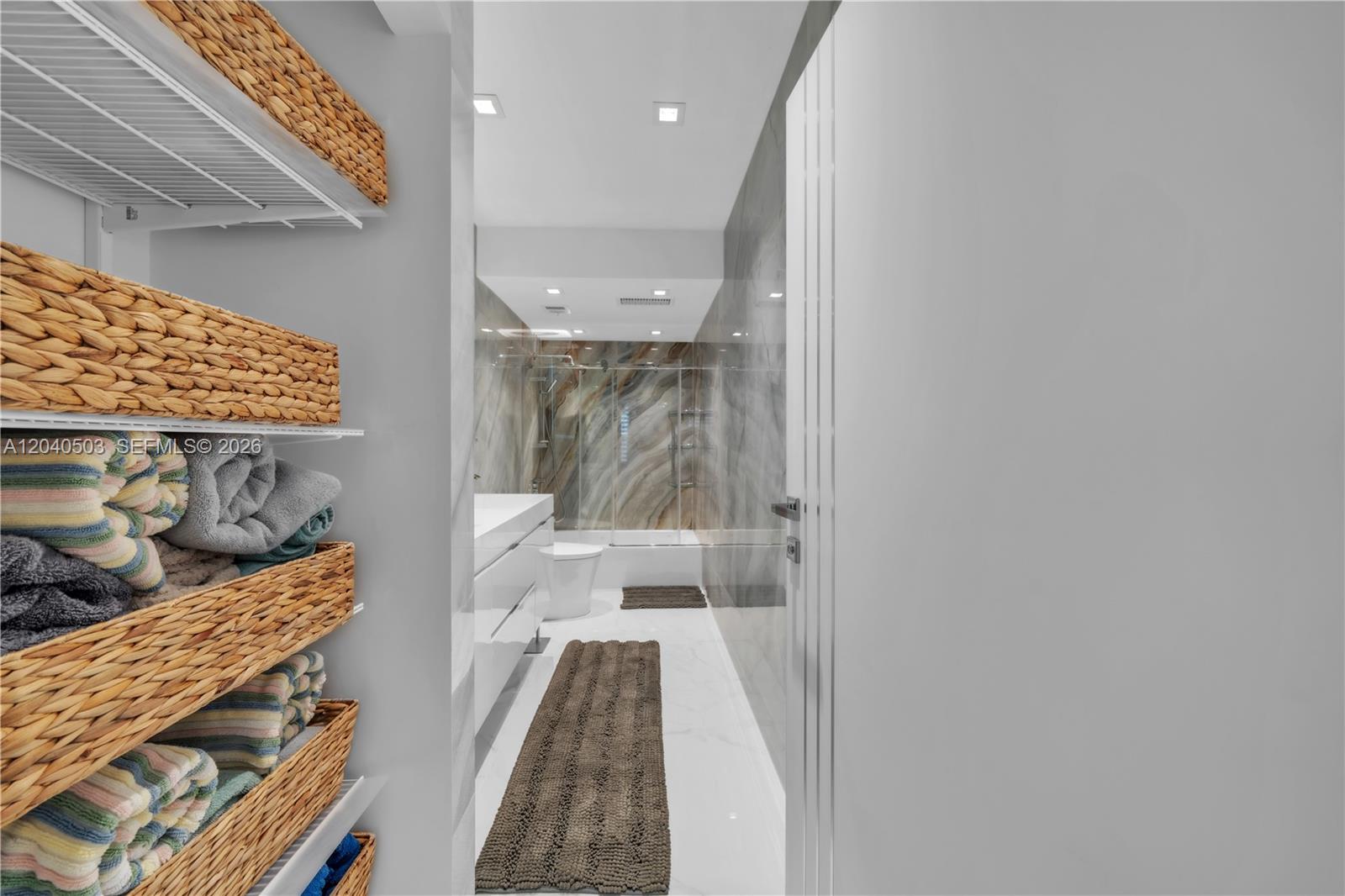 Ver detalles 14F(availabale now) 2 / 2 1275 sq. ft. $ 2026-06-28 0 foto