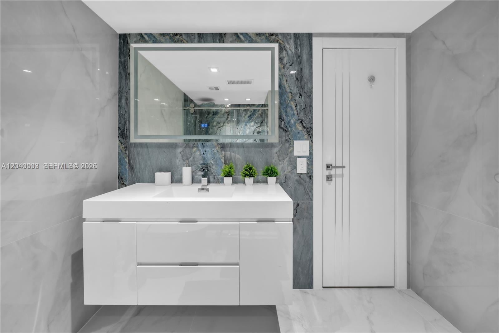 Ver detalles 14F(availabale now) 2 / 2 1275 sq. ft. $ 2026-06-28 0 foto