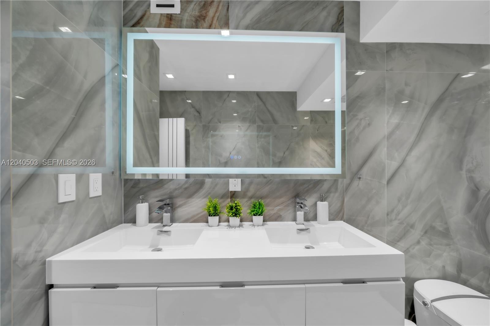 Ver detalles 14F(availabale now) 2 / 2 1275 sq. ft. $ 2026-06-28 0 foto