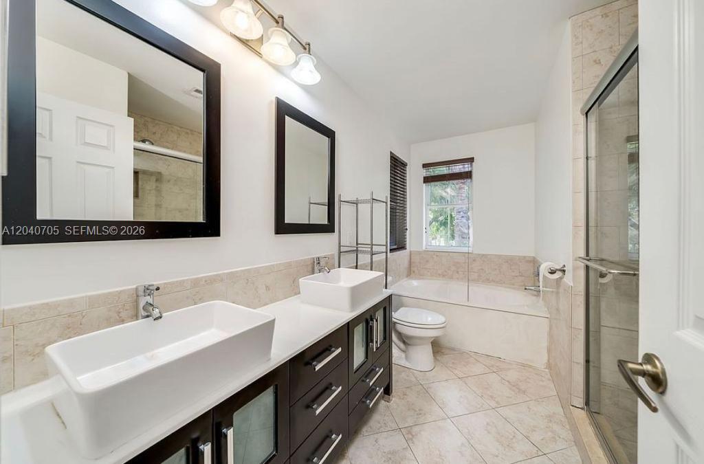 Photo of 1125 Butternut Ln (1125), Hollywood, Florida, 33019 - Master Bathroom