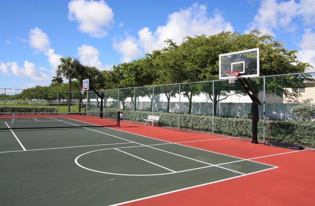 Photo of 1125 Butternut Ln (1125), Hollywood, Florida, 33019 - Tennis and Basketball Courts