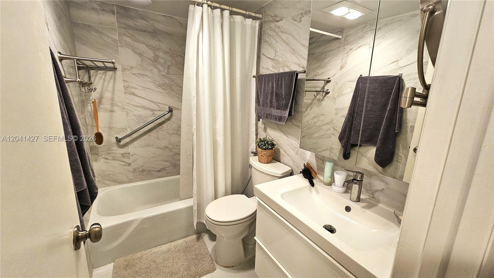 Ver detalles 6B 1 / 2 870 sq. ft. $ 2026-06-22 0 foto