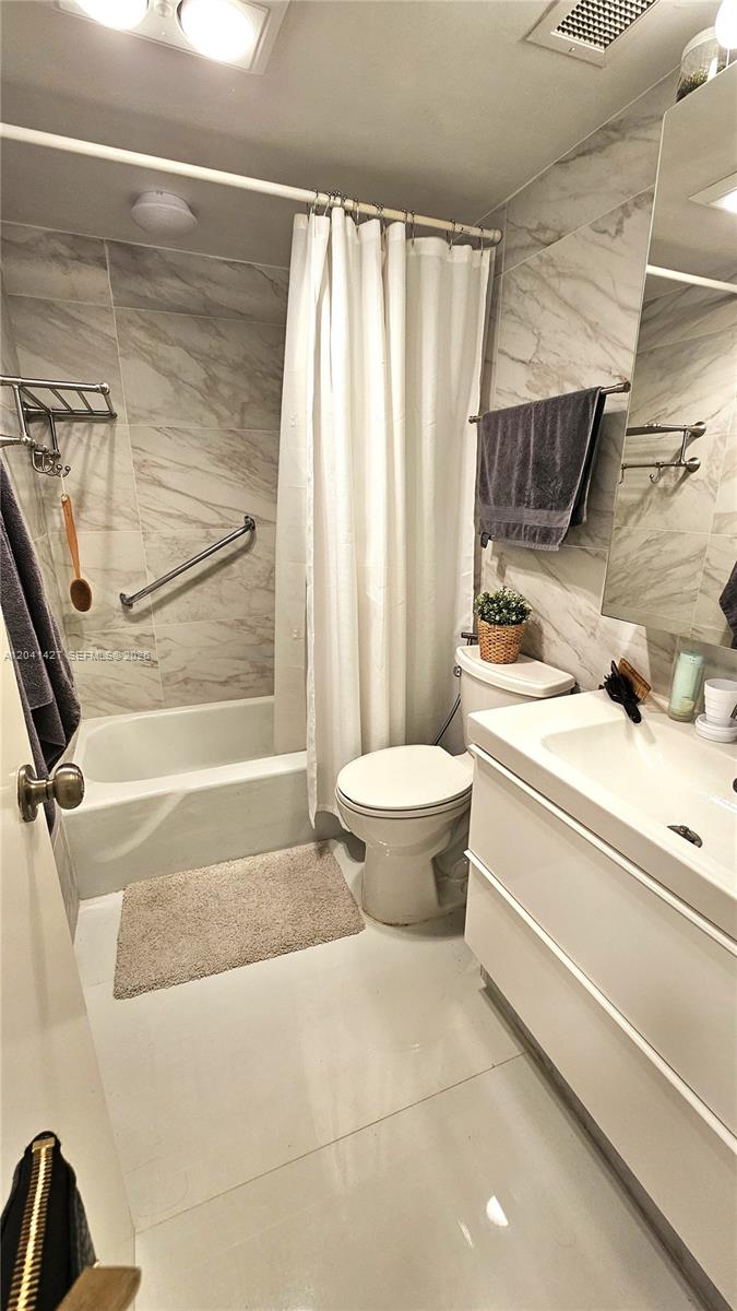 Ver detalles 6B 1 / 2 870 sq. ft. $ 2026-06-22 0 foto