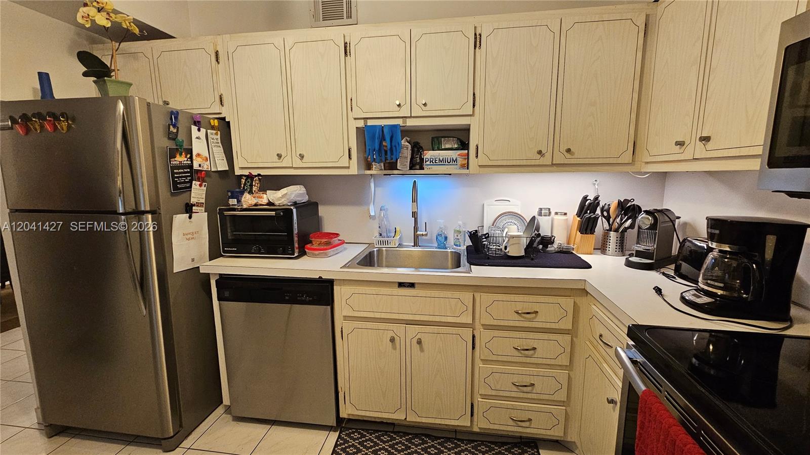 Ver detalles 6B 1 / 2 870 sq. ft. $ 2026-06-22 0 foto