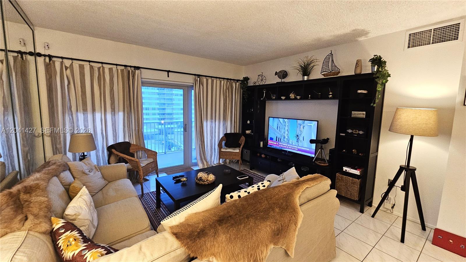 Ver detalles 6B 1 / 2 870 sq. ft. $ 2026-06-22 0 foto