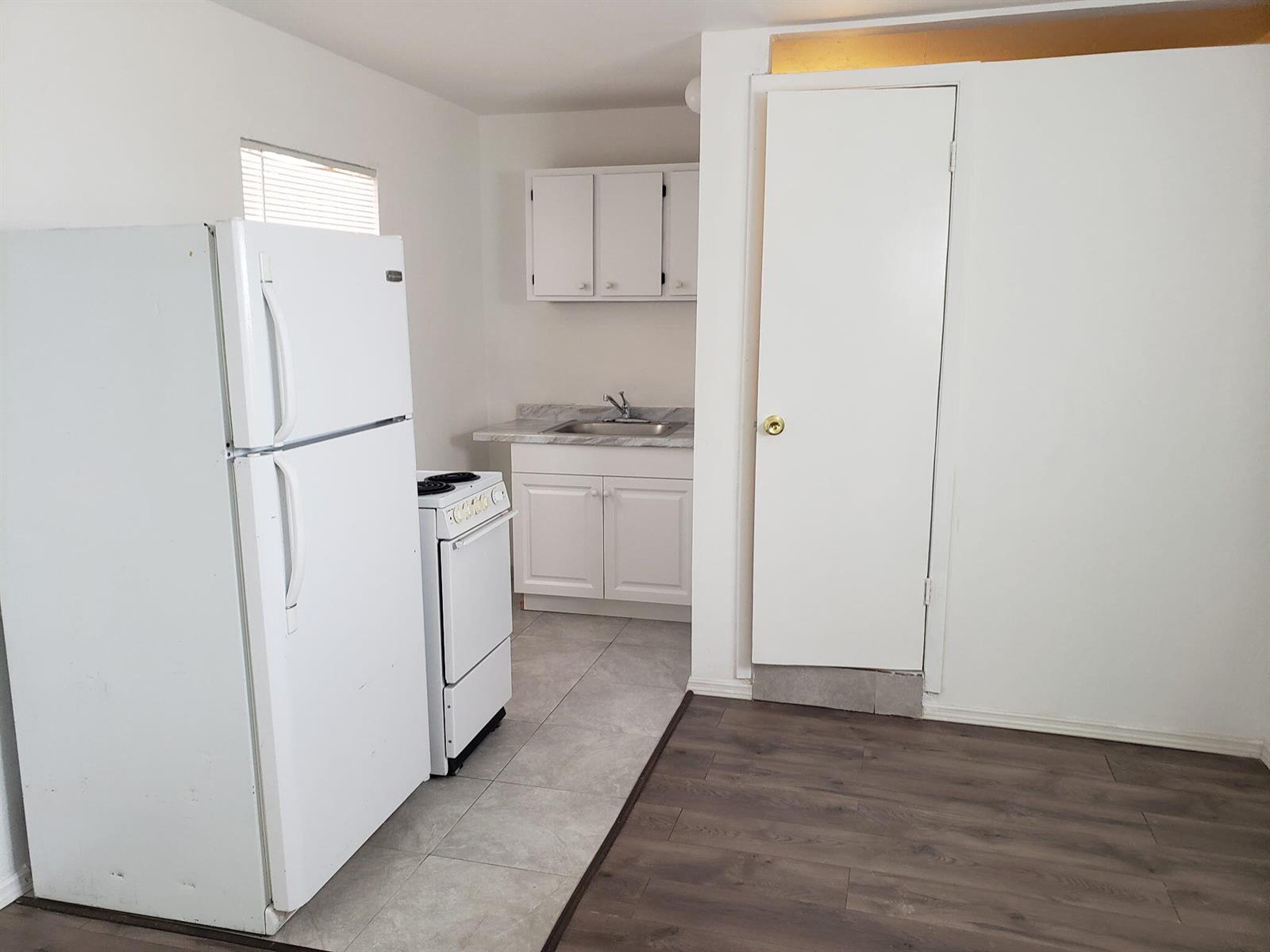   / 0 990 sq. ft. $ 2026-06-25 0 foto