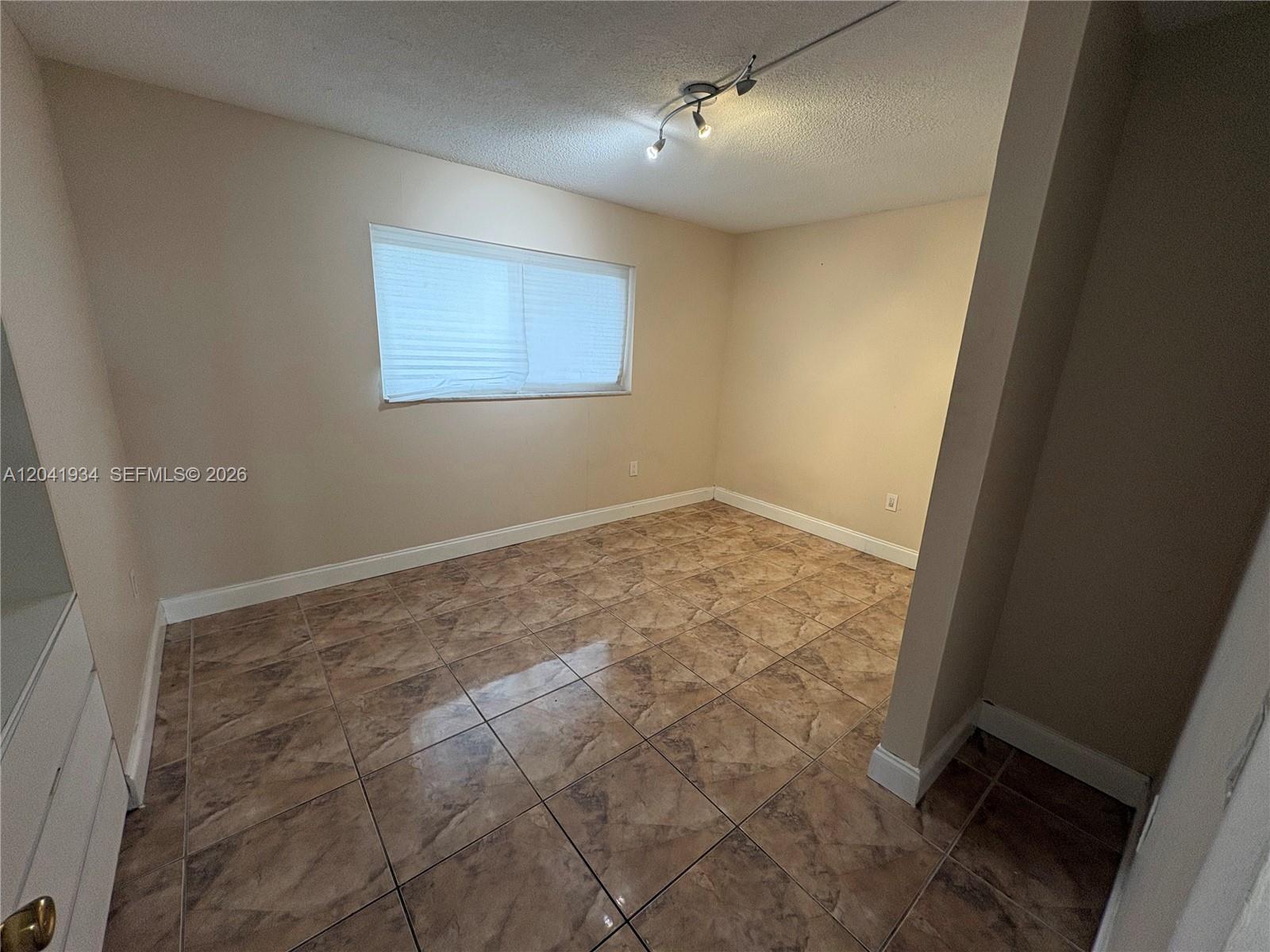 211 2 / 2 1233 sq. ft. $ 2026-06-23 0 Photo