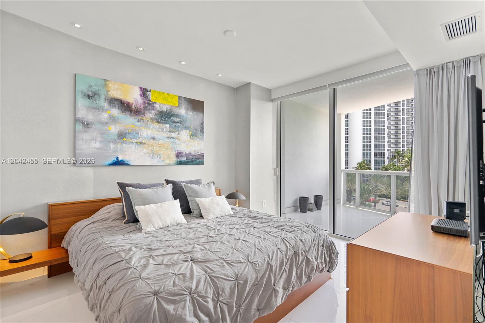 603 1 / 2 914 sq. ft. $ 2026-06-24 0 foto