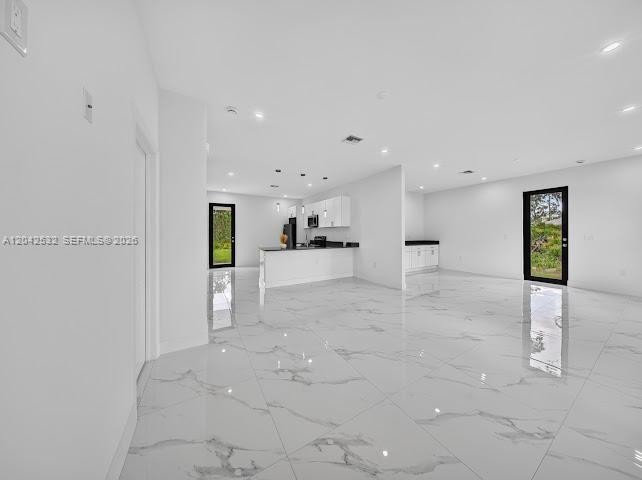   /   кв.футов $ 2026-06-24 0 Фото