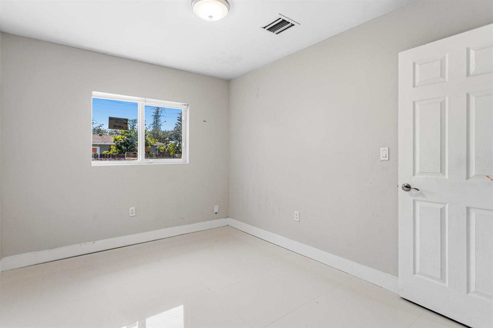   / 0 2504 кв.футов $ 2026-06-25 0 Фото