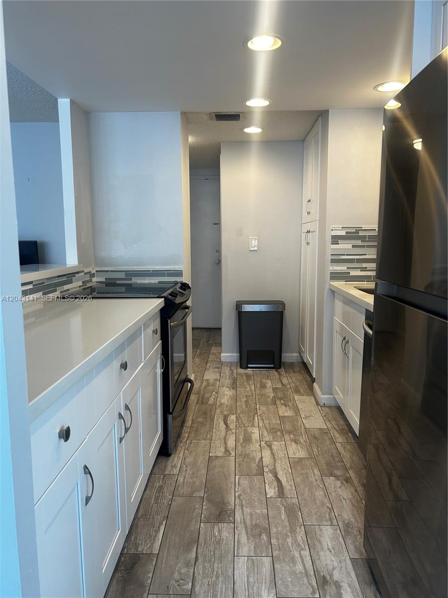 1607 1 / 2 943 sq. ft. $ 2026-06-25 0 foto