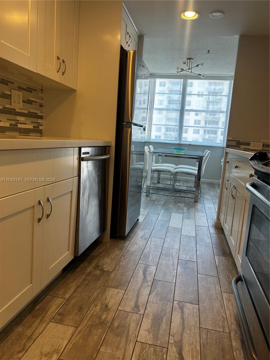 1607 1 / 2 943 sq. ft. $ 2026-06-25 0 foto