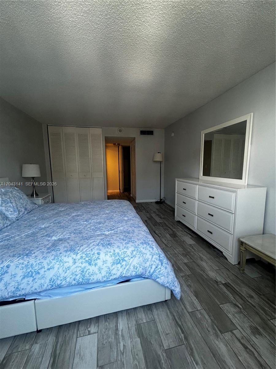 1607 1 / 2 943 sq. ft. $ 2026-06-25 0 foto