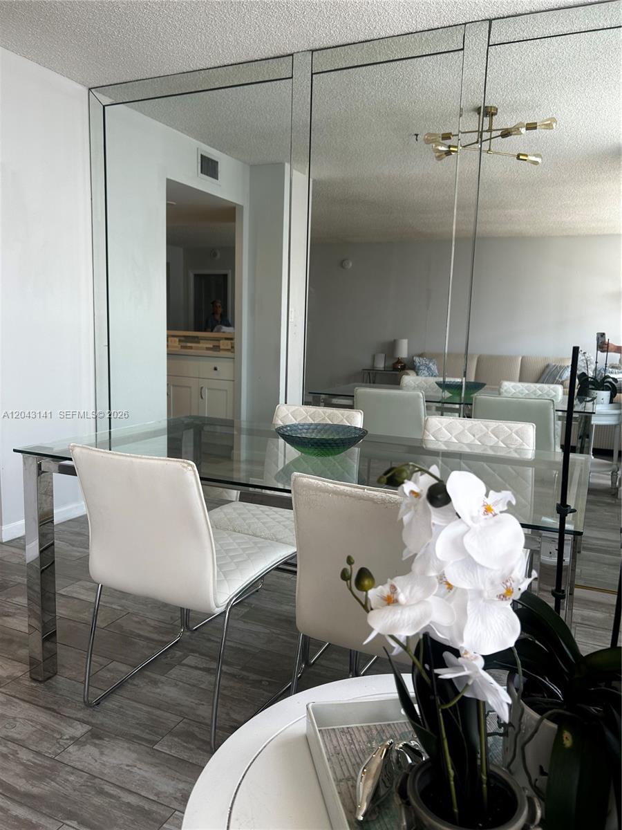 1607 1 / 2 943 sq. ft. $ 2026-06-25 0 foto