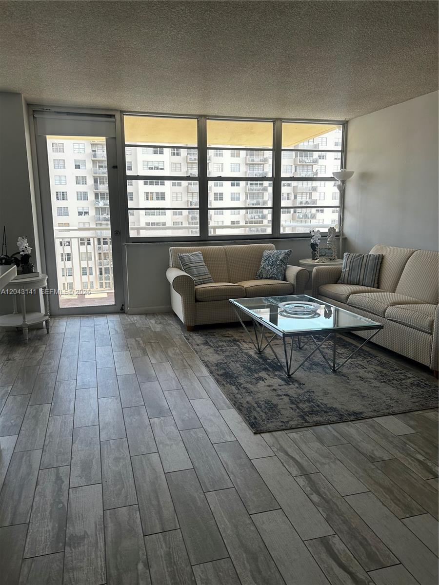 1607 1 / 2 943 sq. ft. $ 2026-06-25 0 foto
